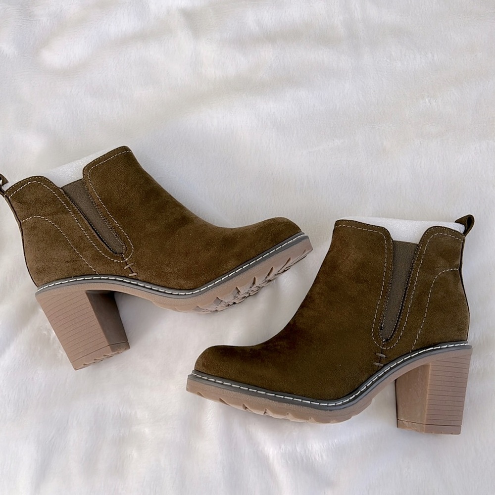 Corkys olive green heeled bootie, size 9